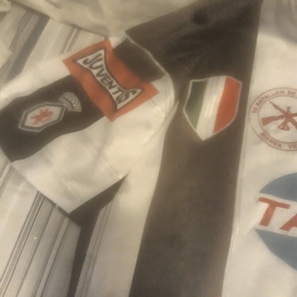 JUVENTUS F.C. Jersey - Picture 7 of 10